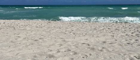 En la playa, camastros y toallas de playa