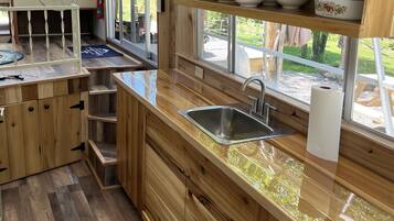 Een koelkast, een microgolfoven, een koffiezetapparaat/waterkoker