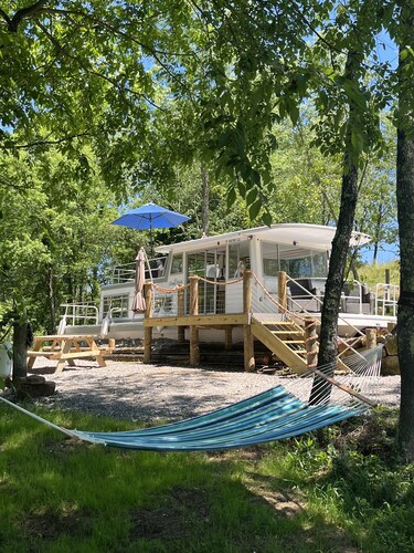 Beached houseboat with lots of character and deck jacuzzi 