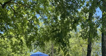 Beached houseboat with lots of character and deck jacuzzi
