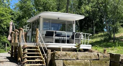 Beached houseboat with lots of character and deck jacuzzi 