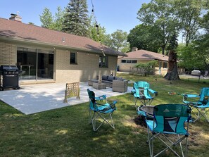 Outdoor dining - Perfect location! Family friendly 4 Bedroom home - 5 minute walk to the beach! (Muskegon)