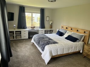 4 slaapkamers, een strijkplank/strijkijzer, reisbedje, gratis wifi