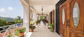 Starlight Chalet-Blue Mountain Escape-hiking trails, rivers & birding-breakfast.