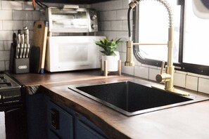 Frigorifero, microonde, forno, piano cottura