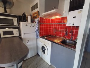 Kylskåp, mikrovågsugn och grytor/köksredskap
