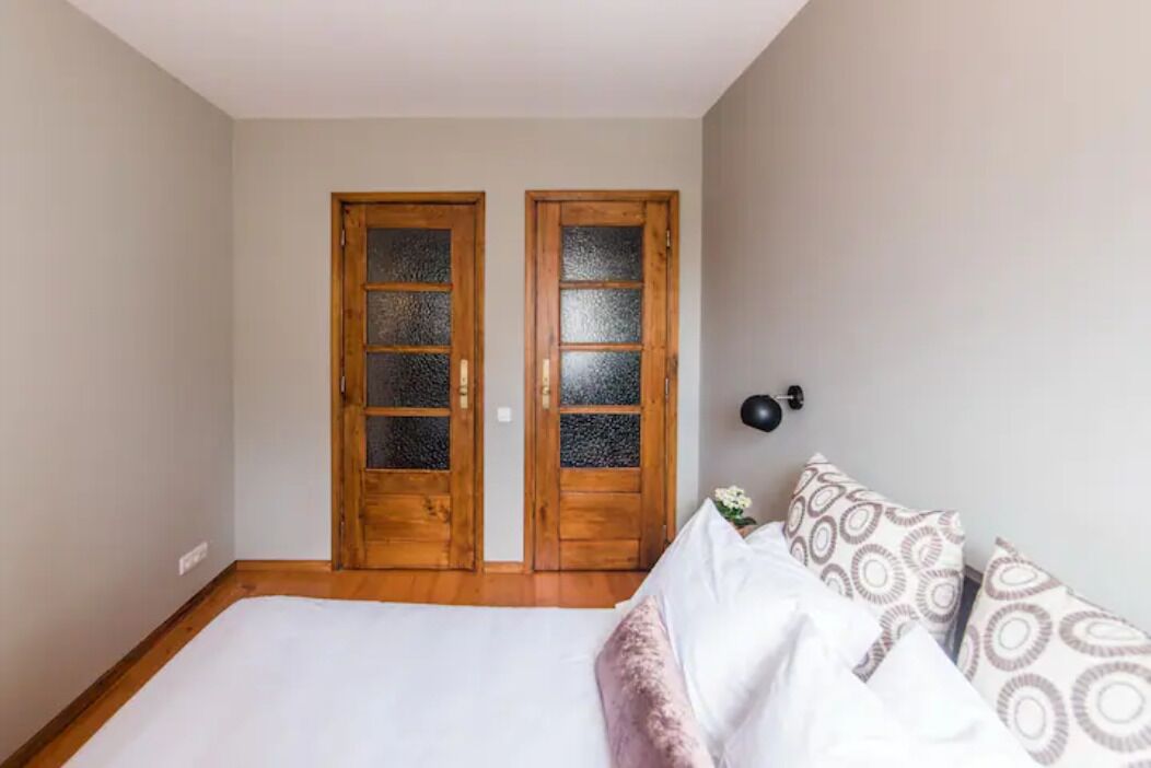 1 habitación, escritorio, tabla de planchar con plancha y internet 