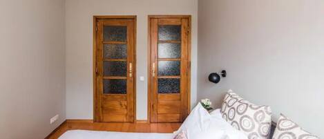 1 quarto, escrivaninha, ferros/tábuas de passar roupa, acesso à internet