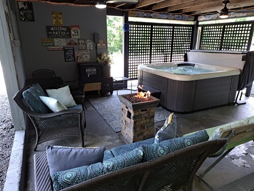 3 BR house with hot tub near Lexington and surrounding attractions!