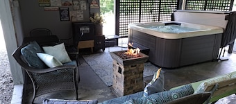 3 BR house with hot tub near Lexington and surrounding attractions!