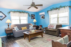 Smart TV, books - 3 BR house with hot tub near Lexington and surrounding attractions! (Glasgow)