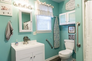 Shower, hair dryer, towels, soap - 3 BR house with hot tub near Lexington and surrounding attractions! (Glasgow)