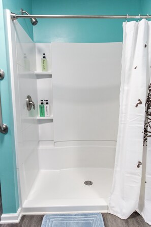 Dusche, Haartrockner, Handtücher, Seife