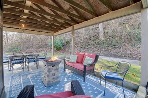 Outdoor dining - 3 BR house with hot tub near Lexington and surrounding attractions! (Glasgow)