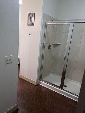 Chuveiro, secador de cabelo, toalhas de banho, sabonete