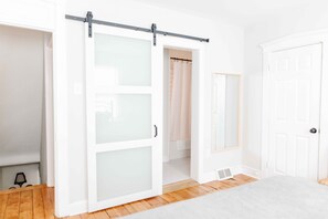 3 عدّة غرف نوم ومكواة/لوح كي وواي فاي مجانًا وملاءات أسرّة