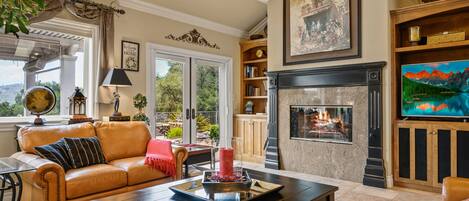 Smart TV, lareira, livros