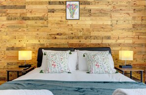 5 habitaciones, escritorio y tabla de planchar con plancha 