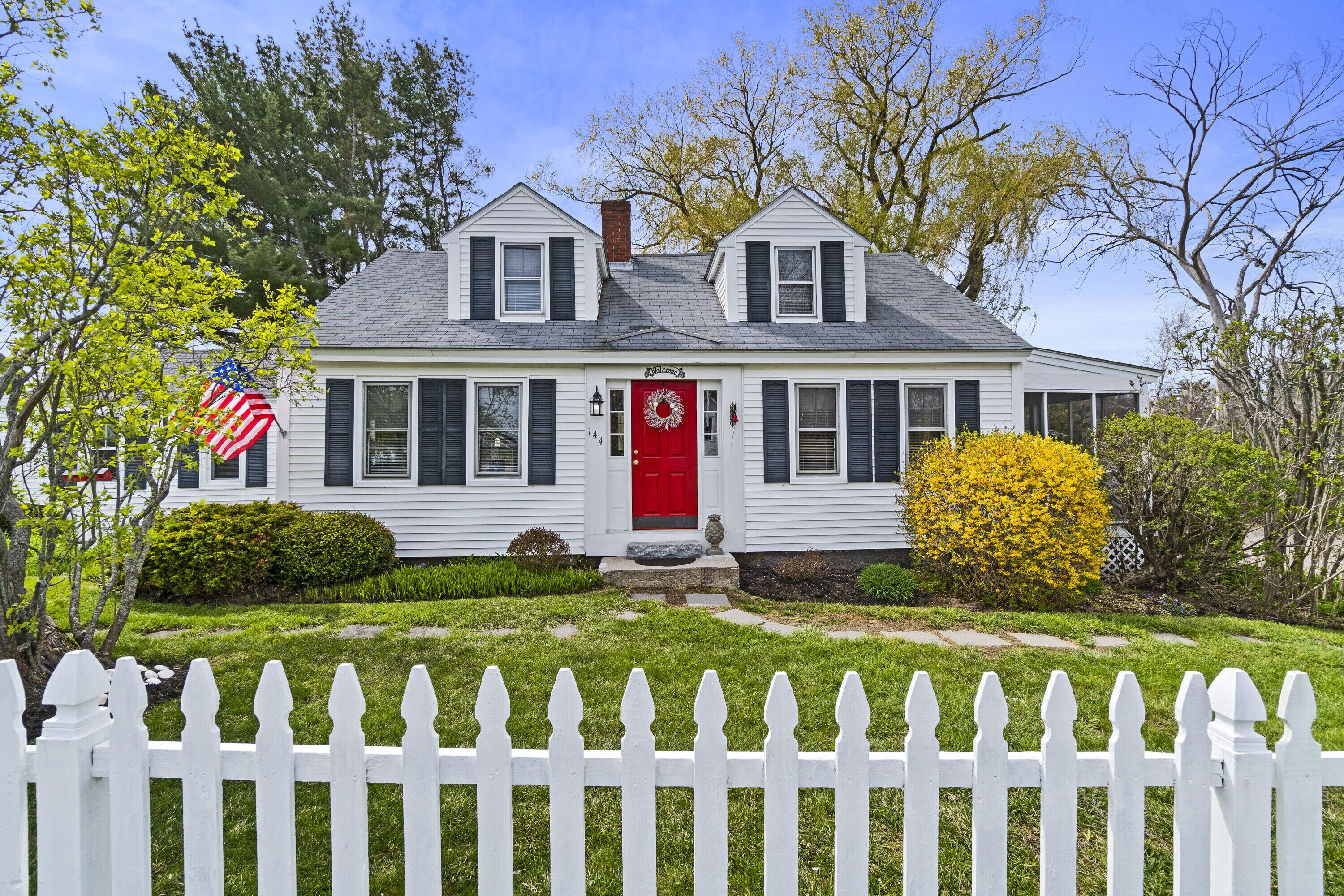 The Willow: Cozy, Sleeps 6, Fenced-In Yard, Ample Parking, Walk to the Beach!