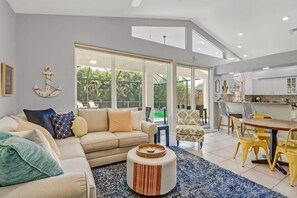 TV - Cozy Beach House - 5 minutes from Vanderbilt Beach (Naples)