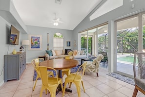 TV - Cozy Beach House - 5 minutes from Vanderbilt Beach (Naples)