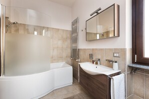 Ensemble douche/baignoire, bidet
