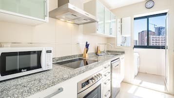 Een koelkast, een magnetron, een oven, een kookplaat