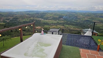 Tina de hidromasaje al aire libre