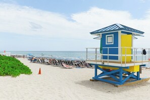 On the beach - Apt w/2 Queen Beds and Canal View at Tides (Hollywood)