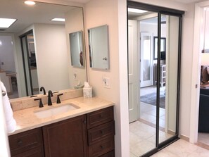 Shower, hair dryer, towels, soap - Sunrise & Golf Course View. Near Beach, Golf, Community Center, & All Amenities. (Fort Pierce)