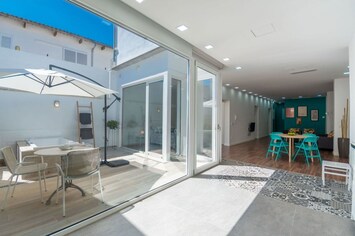 Mueble, Propiedad, Ventana, Edificio, Silla, Mesa, Puerta, Diseño De Interiores, Piso