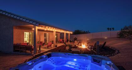 ★Hot tub under the stars★ 4-King Beds, Cowboy Pool, Game Room, Fire Pit, JTNP