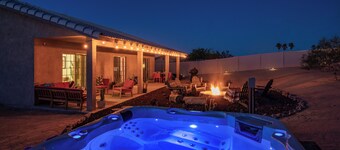 â
Hot tub under the starsâ
4-King Beds, Cowboy Pool, Game Room, Fire Pit, JTNP