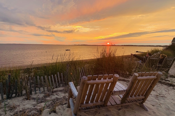 Ranta lähistöllä, aurinkotuoleja, rantapyyhkeitä