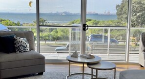 Smart TV, books - Silver Beach Penthouse (Kurnell)