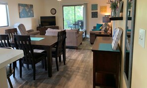 Smart TV, streaming services, computer monitors - Beautiful Lakeview Condo, 3 bd room/2 bath, 6 pools, swim up pool. (Lake Ozark)