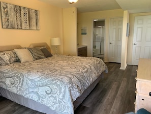 3 bedrooms, desk, iron/ironing board, free WiFi - Beautiful Lakeview Condo, 3 bd room/2 bath, 6 pools, swim up pool. (Lake Ozark)