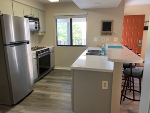 冷蔵庫、電子レンジ、オーブン、コンロ