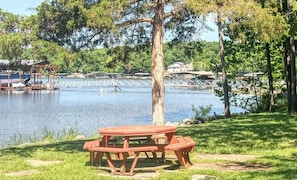 Outdoor dining - Beautiful Lakeview Condo, 3 bd room/2 bath, 6 pools, swim up pool. (Lake Ozark)