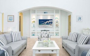 Smart TV - Cayo Bonita - Breathtaking and Spacious Luxury Home (Cape Coral)