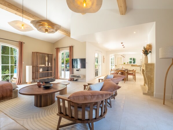 TV - Jewel of 280m² with Infinity Pool in Absolute Calm (Roquefort-les-Pins)