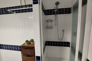 Dusche, Haartrockner, Bidet, HandtĂŒcher