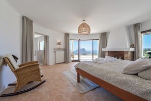 4 habitaciones, tabla de planchar con plancha, wifi y ropa de cama