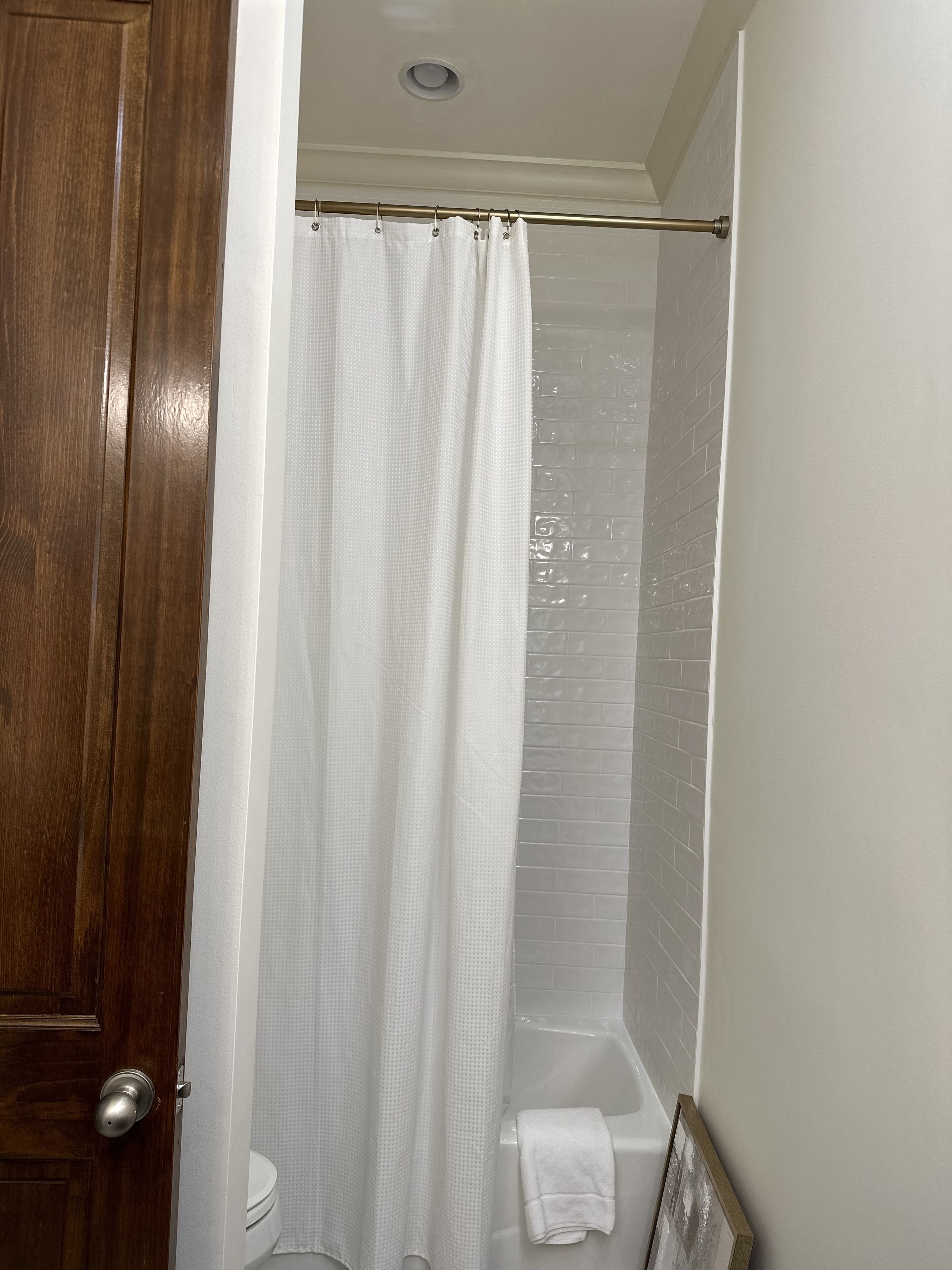 Ensemble baignoire-douche, séchoir à cheveux, serviettes fournies, savon