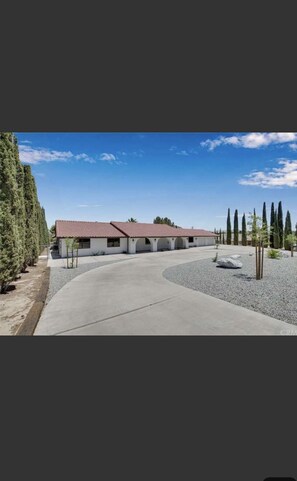 Property grounds - INDOOR SWIMMING POOL AND VERY SPACIOUS AND LUXURY (Apple Valley)