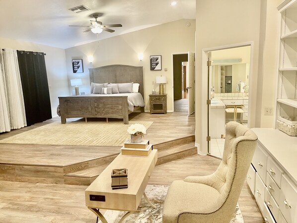 5 bedrooms, desk, iron/ironing board, free WiFi - INDOOR SWIMMING POOL AND VERY SPACIOUS AND LUXURY (Apple Valley)