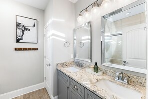 Shower, free toiletries, hair dryer, towels - Spacious 3BR Getaway - Walkable to Downtown + Close to FSU & FAMU (Tallahassee)