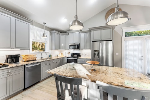 Spacious 3BR Getaway - Walkable to Downtown + Close to FSU & FAMU