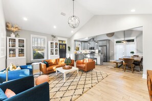 Smart TV - Spacious 3BR Getaway - Walkable to Downtown + Close to FSU & FAMU (Tallahassee)