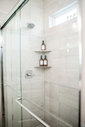 Douche, articles de toilette gratuits, sèche-cheveux